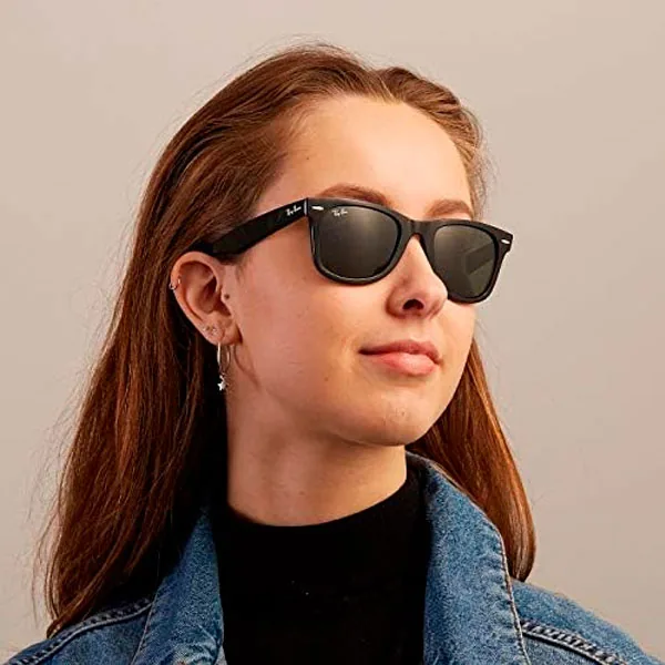 Óculos modelo wayfarer disponível na ótica em Naviraí MS