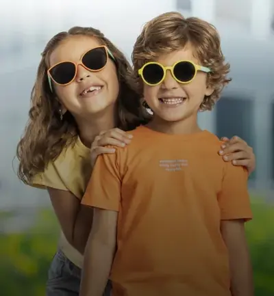 Crianças usando óculos infantil disponíveis na ótica em Naviraí MS